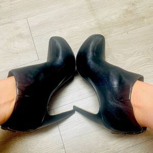 Sam Edelman size 7 in black, worn a few time still in good condition.